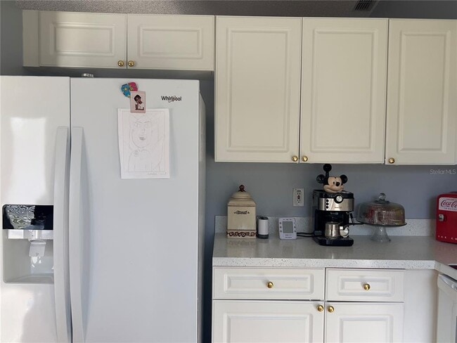 Building Photo - 825 Charles Ave