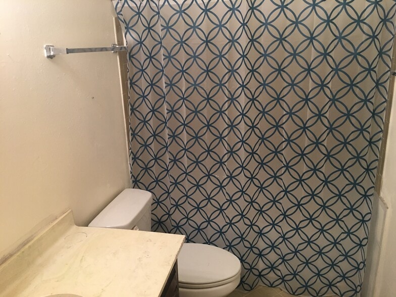 Primary Photo - 1528 E 66th Pl