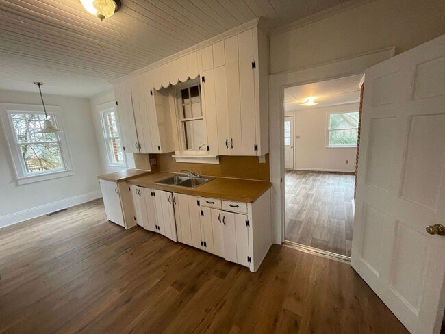 Building Photo - 4 bedroom 2 bathroom house available!   Freshly Painted-New Flooring