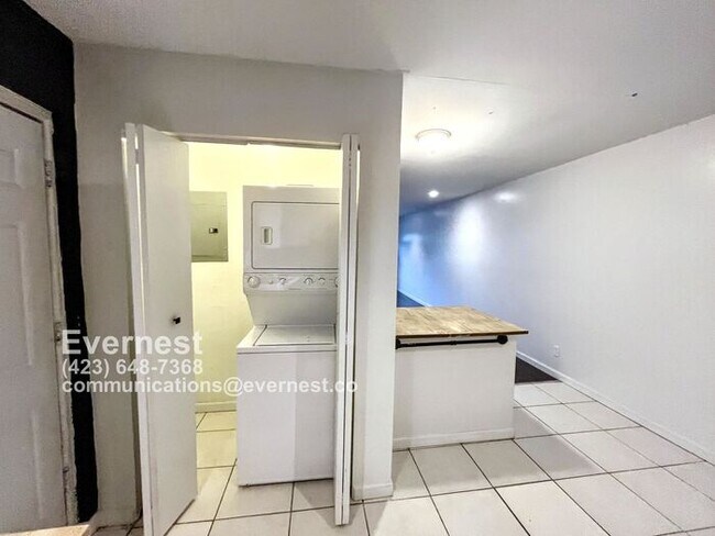 Building Photo - 1-Bedroom, 1-Bathroom Duplex with Convenie...