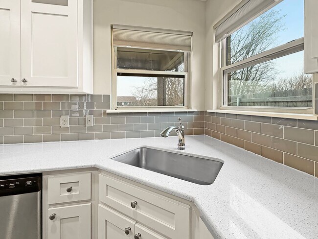 Building Photo - Stunning New Construction in Broken Arrow!