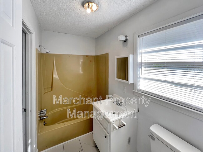 Building Photo - 104 Lora Ln