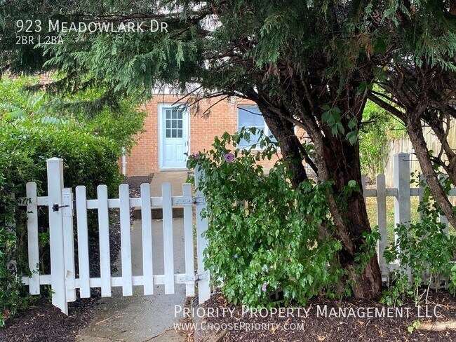 Building Photo - 923 Meadowlark Dr