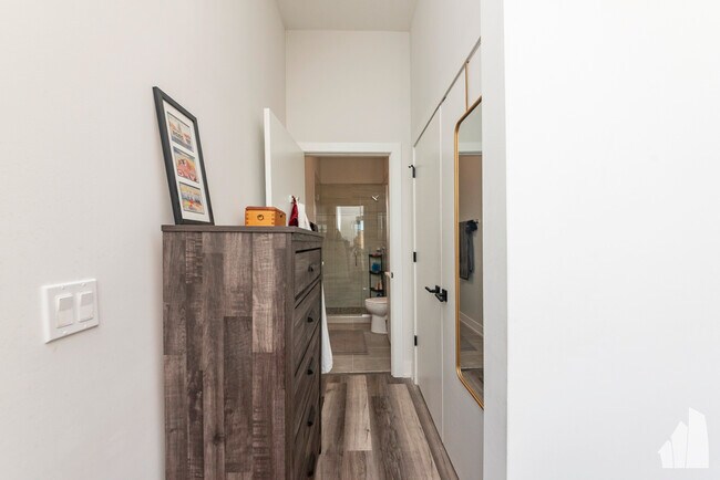 Building Photo - 2317 North Clark-208