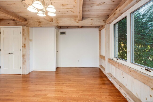 Building Photo - 123 Cove Rd