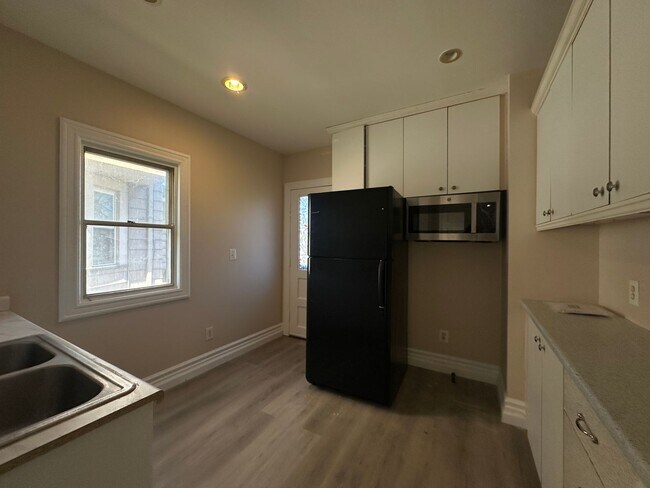 Building Photo - SINGLE FAMIKY FOR RENT IN MAPLEWOOD LOCATION !
