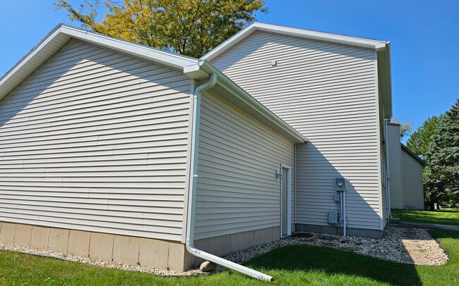 Building Photo - 878 Sky Ridge Dr