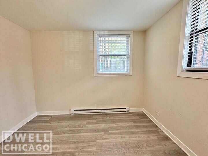 Building Photo - 727 W Roscoe St