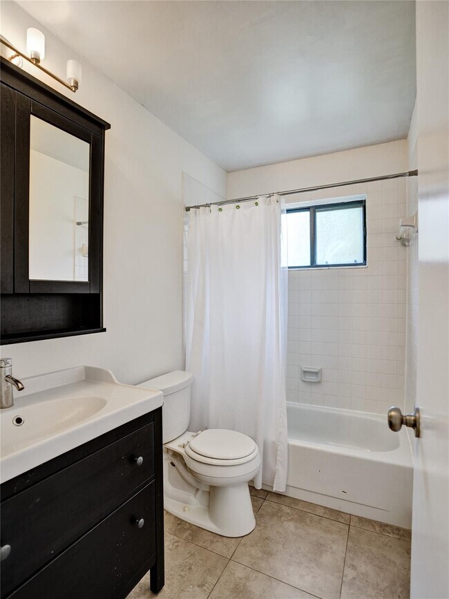 Building Photo - 930 SW 9th St Cir