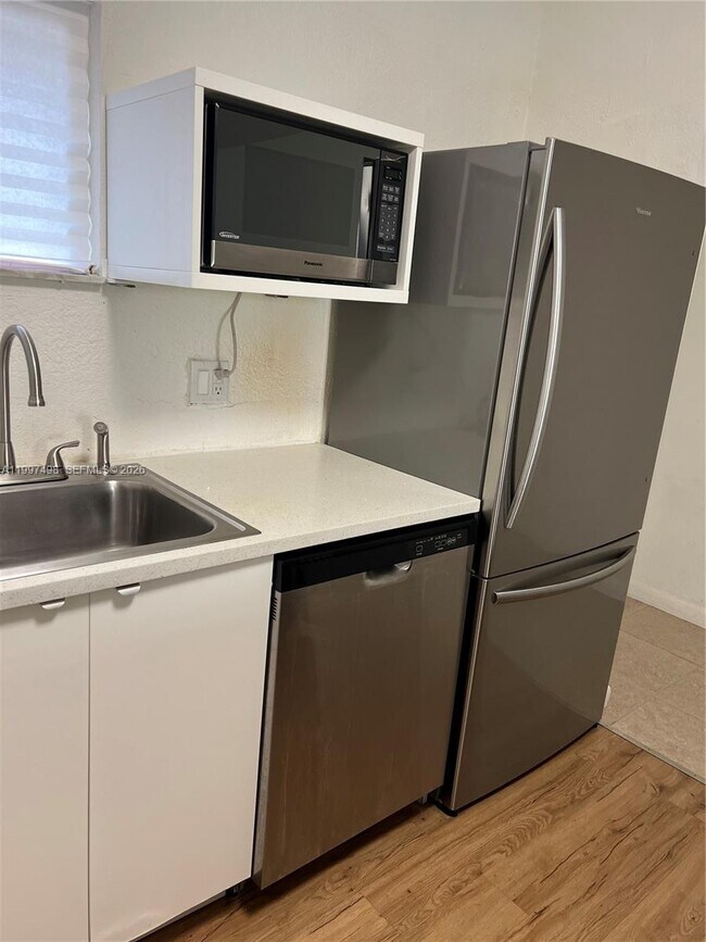 Building Photo - 8215 Lake Dr