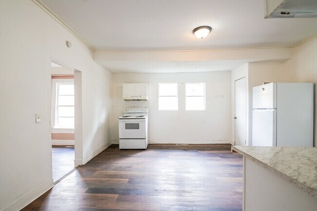Building Photo - 1304 Avenue G