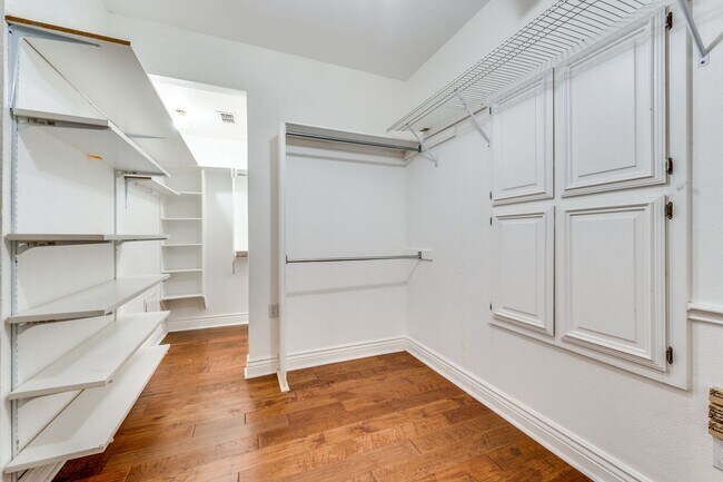 Building Photo - Absolutely Stunning!