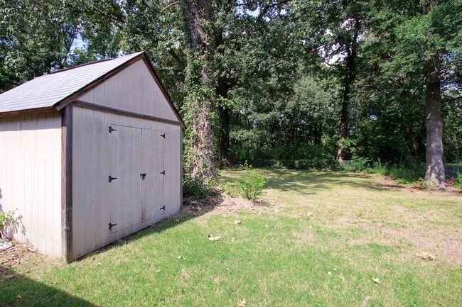 Building Photo - 207 Beverly St