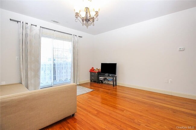 Building Photo - 543 Main St