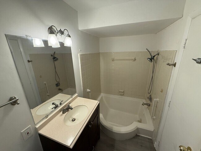 Building Photo - Well Maintained condo in East Charlotte!