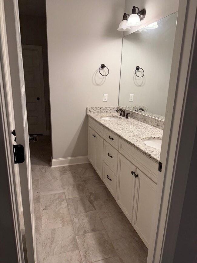 Building Photo - End Unit 3 Bedroom Townhome in Auburn