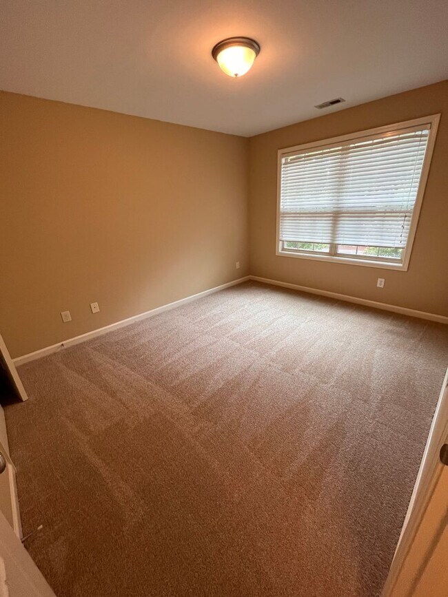 Building Photo - Lovely 3 bedroom Townhouse