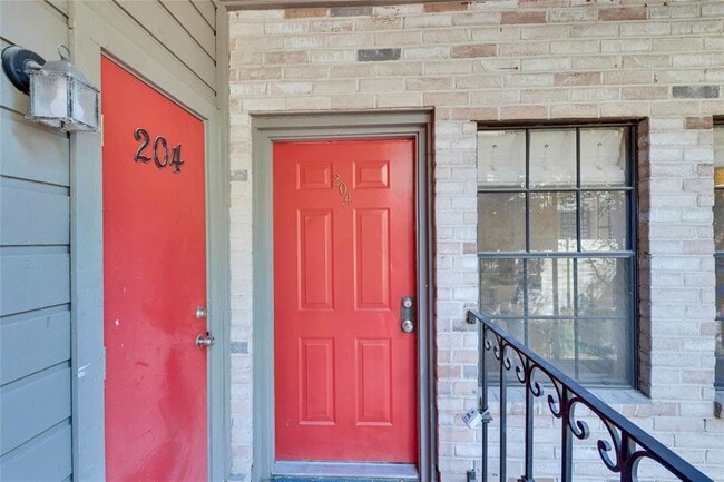 Building Photo - 2216 San Gabriel St