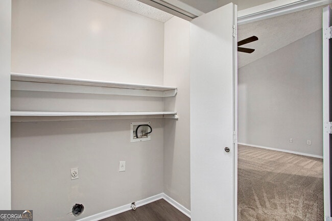 Building Photo - 5731 Wells Cir