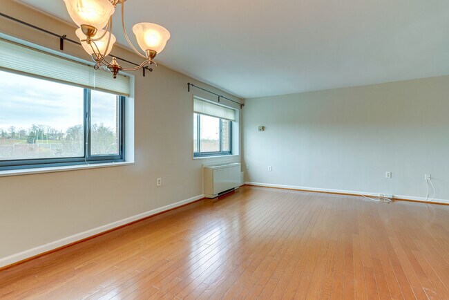 Building Photo - 1300 S Arlington Ridge Rd