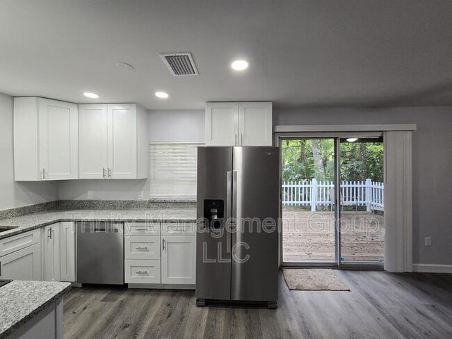 Building Photo - 217 S Tuck Point