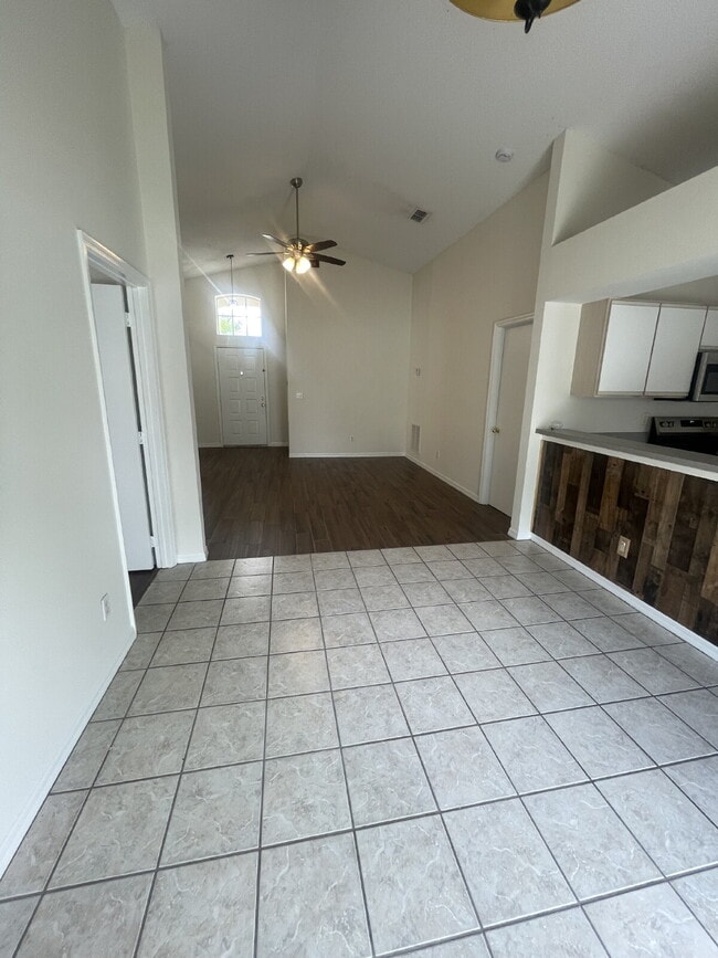 Building Photo - 4 Bedroom, 2 Bathroom Home in St. Cloud - Spacious 1612 Sq Ft