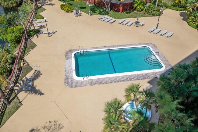 Building Photo - 1300 NE Miami Gardens Dr