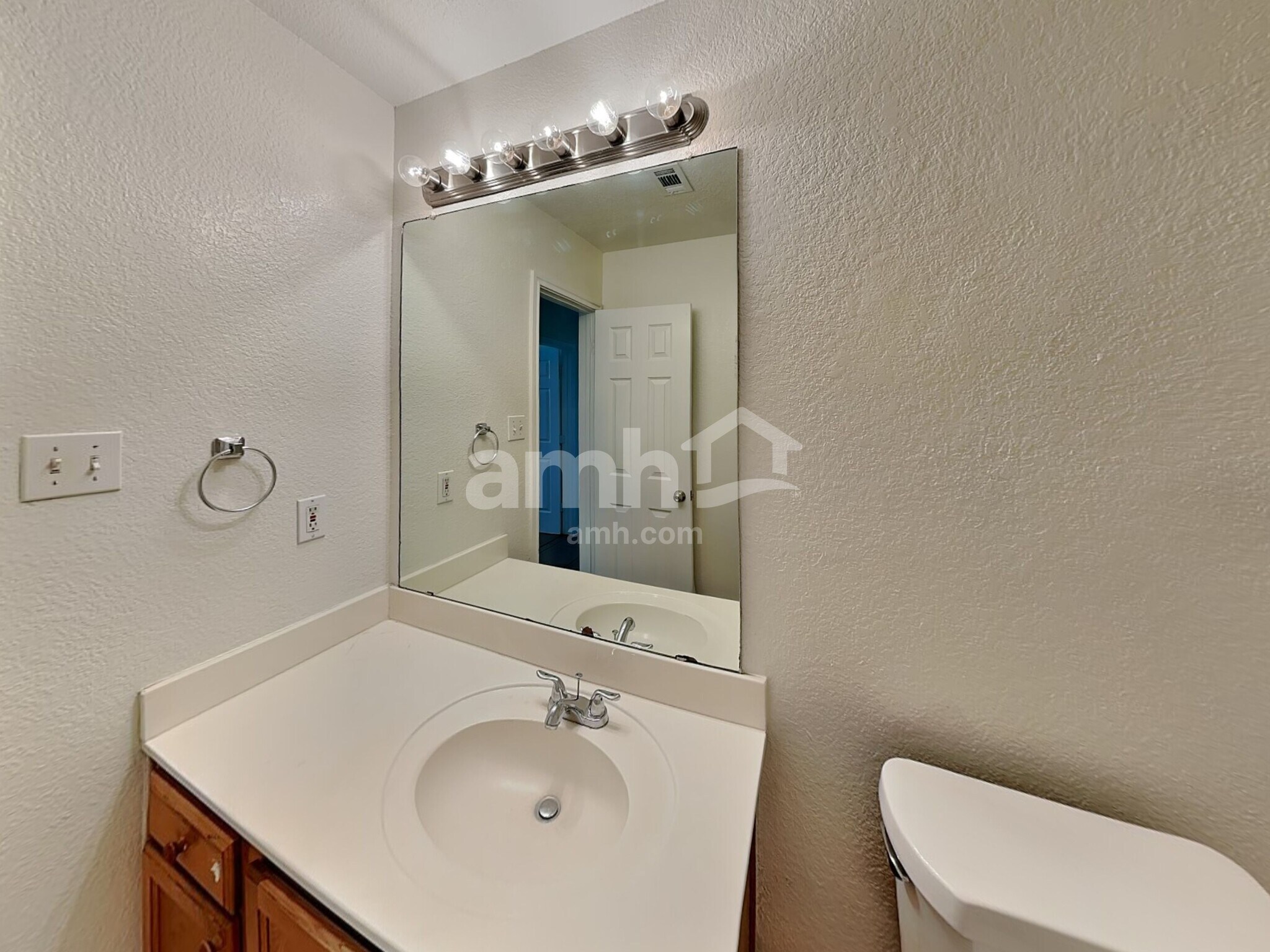 Building Photo - 1620 Northview Dr