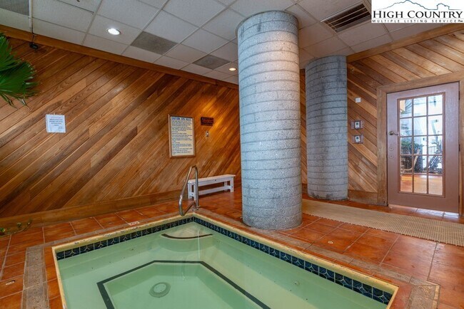 Building Photo - 303 Sugar Top Dr