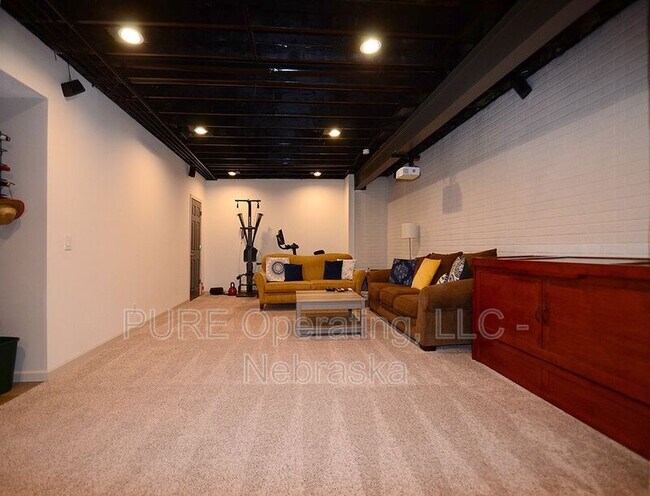 Building Photo - 2003 Crest Ridge Dr