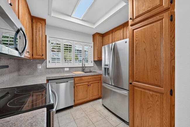 Building Photo - Spacious 2 Bed, 2 Bath Condo in Desirable Northwood
