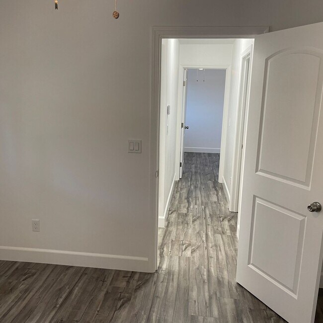 Building Photo - Beautiful appartment, 2/1.5 with AC  & Pri...