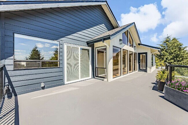 Building Photo - Sophisticated and Elegant home is located in Harbor Ridge at Browns Point. Spacious 4 bedroom, 4 ...
