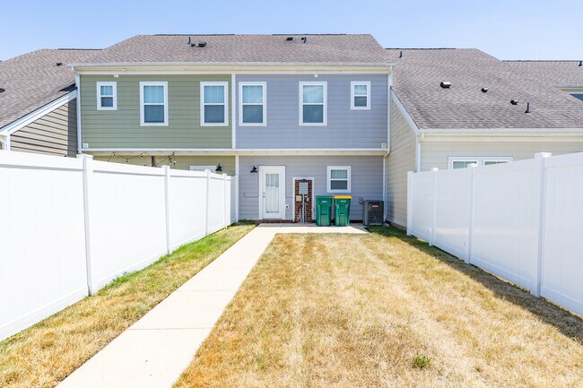 Building Photo - 2029 Serenity St