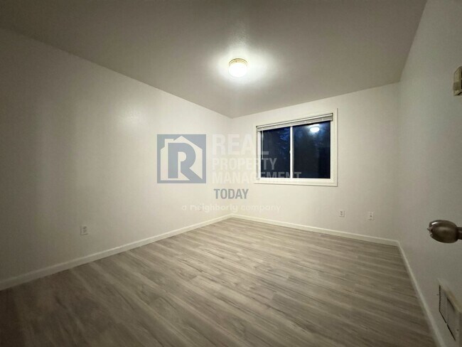 Building Photo - Spacious 3-Bedroom Townhome with Garage in Spanaway!