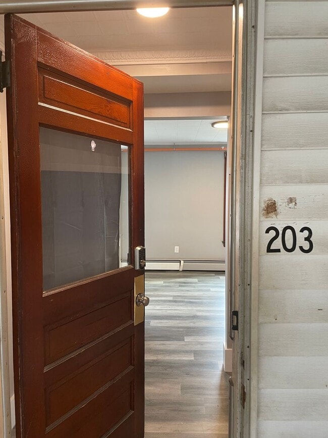 Building Photo - 1 Bedroom Available - Updated and Great Location!