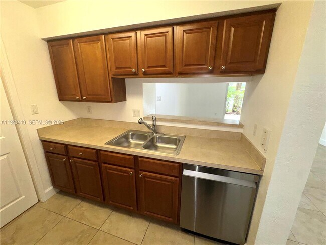 Building Photo - 733 Riverside Dr