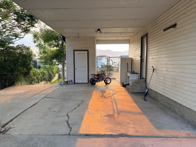 Building Photo - 386 S 900 W St
