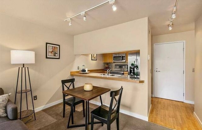 Building Photo - QNwk