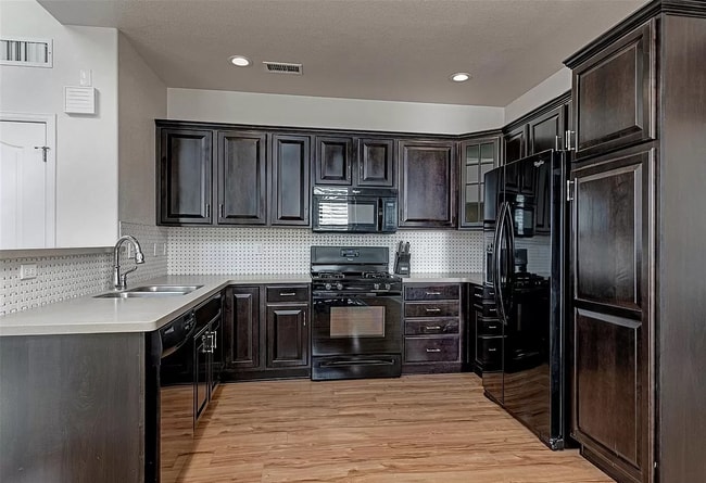 Building Photo - 9420 Loggia St