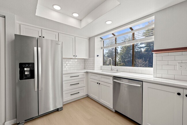 Building Photo - Amazing 2bed/1.5bath Condo Unit with Private Balcony in Meridian Park!