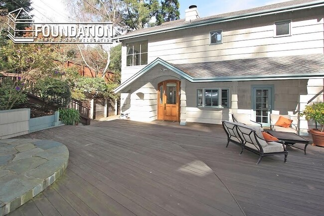 Building Photo - Majestic Mill Valley 4BD/3BA Home!  Steps ...