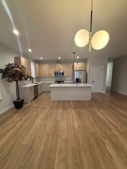 Building Photo - 6853 W Belmont Ave