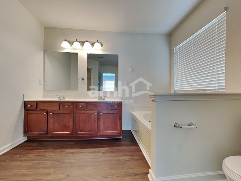 Building Photo - 4404 Wolf Run Dr