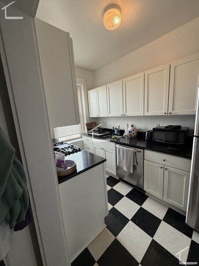Building Photo - Spacious 2 bed in Allston.... Don't miss out!