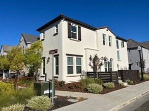 Building Photo - 4 Bed / 3 Bath | Crocker Village Home Available Now