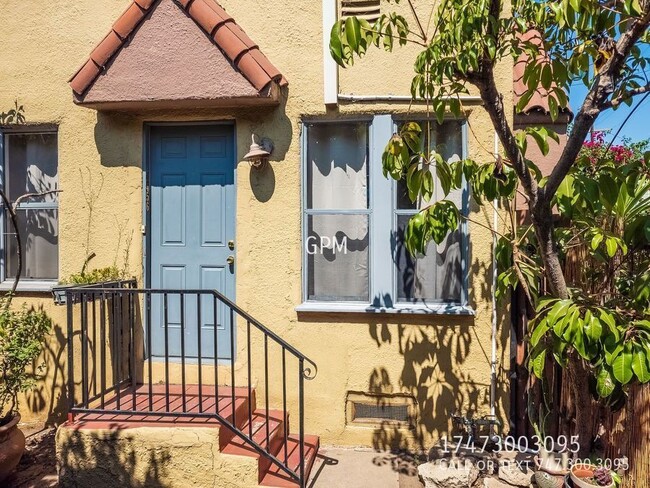 Primary Photo - Charming 1-BR in Silverlake, w/ Parking!