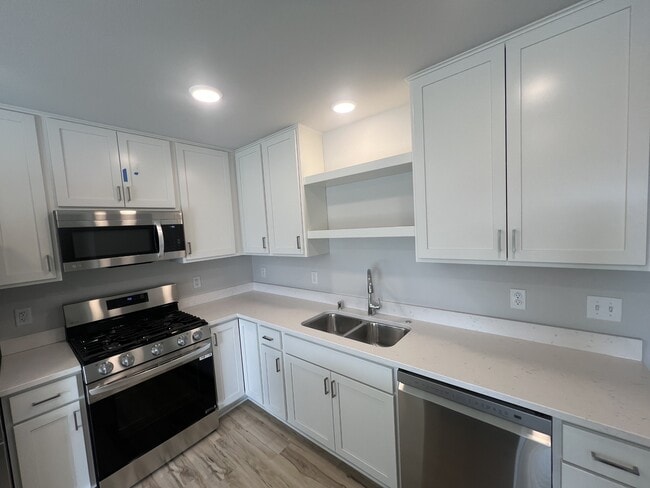 Building Photo - W219N16241 Primrose Ct