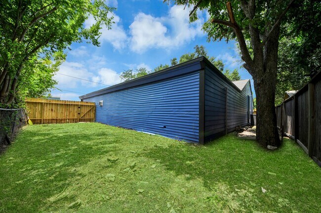 Building Photo - 302 County Park Dr