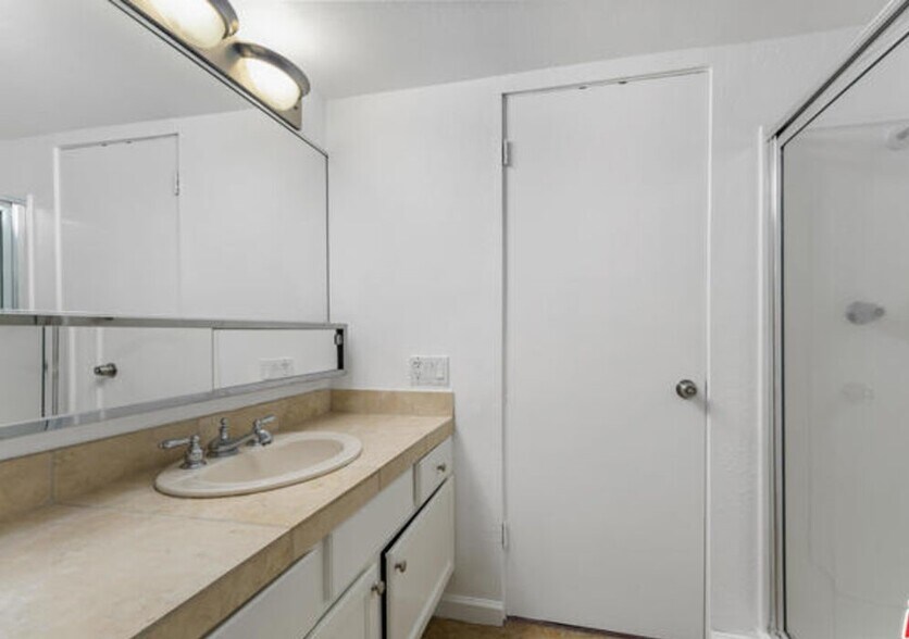 Building Photo - 400 N Sunrise Way